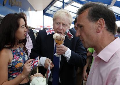 Según la última macroencuesta antes de las elecciones, publicada el pasado martes, Johnson tiene motivos para estar preocupado: se ha recortado drásticamente el margen que le daban las encuestas previas en las urnas. En la imagen, el líder conservador se toma un helado con las banderas de Reino Unido y Gales en Barry Island.