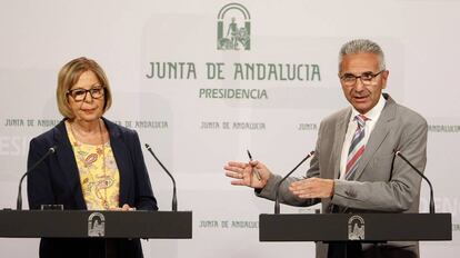 La consejera de Educación, Adelaida de la Calle, junto al portavoz del Gobierno, Miguel Ángel Vázquez, este martes en Sevilla.