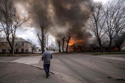 Un hombre mira el incendio de una vivienda tras un bombardeo en Severodonetsk, región de Donbás. La ONU ha expulsado a Rusia de su Consejo de Derechos Humanos por la invasión de Ucrania. La Asamblea General de Naciones Unidas ha adoptado este jueves la resolución, cargada de simbolismo, con un 79% de los votos válidos.
