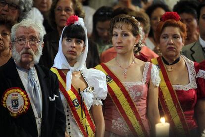 Los chulapos elegidos por el jurado como <i>Don Hilarión, La Susana, La Señá Rita</i> y <i>El Julián,</i> en la misa de la Virgen de la Paloma.