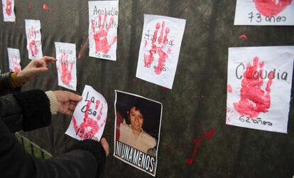 Mural pelas vítimas durante a manifestação em Buenos Aires.