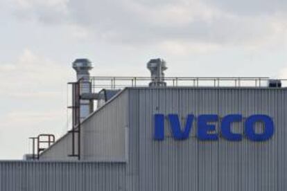Logo de la compañía constructora de camiones Iveco en la fachada de su planta en Ulm (Alemania). EFE/Archivo