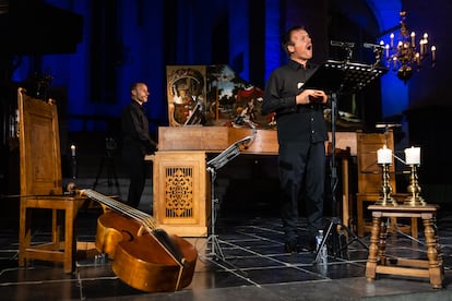 El tenor Marc Mauillon, con Marouan Mankar-Bennis al clave, interpretando las 'Leços de ténèbres' de Michel Lambert en la Pieterskerk de Utrecht.