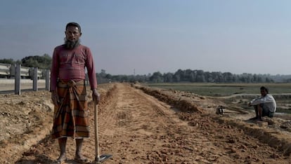 Un joven rohingya del campo de refugiados de Jamtoli, trabajando como obrero en la nueva carretera que ha de conectar Bangladés y Myanmar.