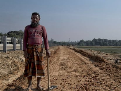 Un joven rohingya del campo de refugiados de Jamtoli, trabajando como obrero en la nueva carretera que ha de conectar Bangladés y Myanmar.