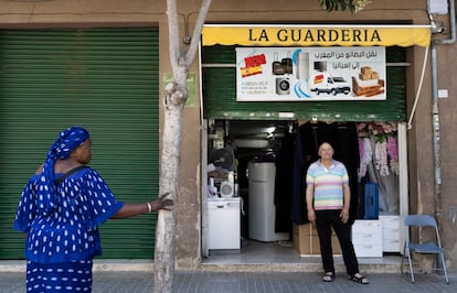 Mustafa Elhamid, vecino del barrio y amigo de la abuela de Yamal, fotografiado este miércoles a las puertas de su local situado en el barrio de Rocafonda en Mataró. 