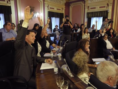 Momento de la votación para la reprobación