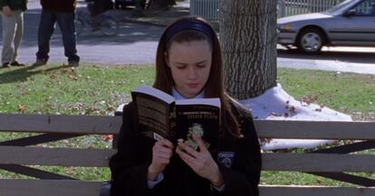 Fotograma la serie 'Las Chicas Gilmore'. Rory Gilmore leyendo 'La campana de cristal', de Sylvia Plath