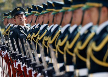 Miembros de la guardia de honor de la Fuerza de Autodefensa de Japón se preparan para una ceremonia con motivo de la visita del ministro de Defensa ruso, Sergei Shoigu.