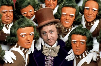 También de rojo podrías ir si quisieras homenajear a Gene Wilder, el cómico americano y director de 'La mujer de rojo', falleció en agosto de este año. Disfrázate de su personaje más conocido, Willy Wonka y ponte ciego de chocolate.