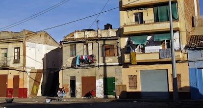 Algunas de las casas degradadas en el barrio de El Cabanyal