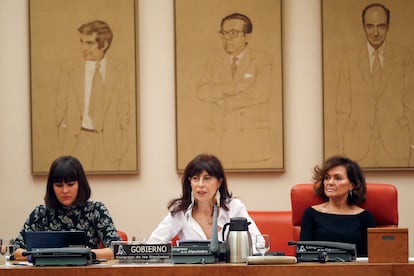 La ministra de Igualdad, Ana Redondo, en el centro, junto a la presidenta de la comisión, Carmen Calvo, a la derecha, durante su primera comparecencia en la Comisión de Igualdad, el jueves 25 de enero de 2024.