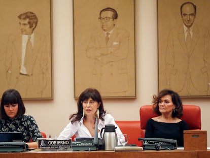 La ministra de Igualdad, Ana Redondo, en el centro, junto a la presidenta de la comisión, Carmen Calvo, a la derecha, durante su primera comparecencia en la Comisión de Igualdad, el jueves 25 de enero de 2024.