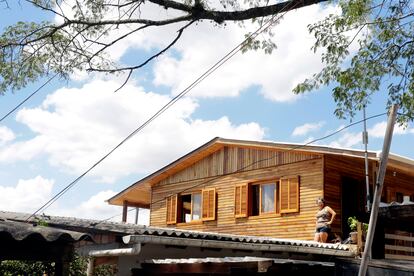 Ereni Azevedo no recém-construído segundo andar de sua casa.