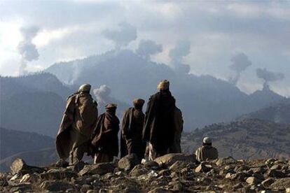 Combatientes afganos observan los bombardeos de EE UU sobre los seguidores de Al Qaeda en 2001.