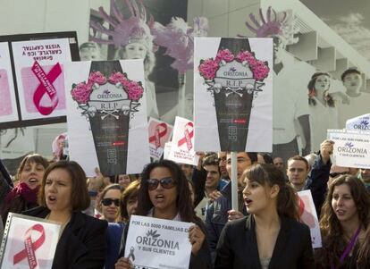 Trabajadores de Orizonia protestan ante la sede del grupo en Palma de Mallorca