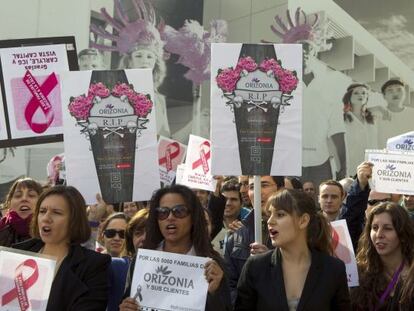 Trabajadores de Orizonia protestan ante la sede del grupo en Palma de Mallorca