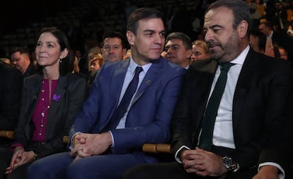 El presidente del Gobierno, Pedro Sanchez, junto a la Ministra de Industria, Comercio y Turismo, Reyes Maroto, y Gabriel Escarrer, en el Foro Exceltur.