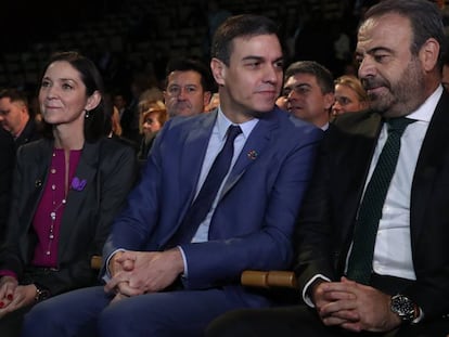 El presidente del Gobierno, Pedro Sanchez, junto a la Ministra de Industria, Comercio y Turismo, Reyes Maroto, y Gabriel Escarrer, en el Foro Exceltur.