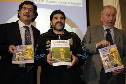 De izquierda a derecha, el ministro argentino de Educación, Alberto Sileoni; el seleccionador nacional, Diego Armando Maradona, y el presidente de la Asociación de Fútbol de Argentina, Julio Grondona. / ap