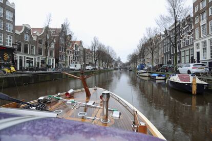Un barco navega por un canal de Ámsterdam en marzo del año pasado.