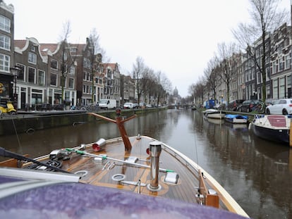 Un barco navega por un canal de Ámsterdam en marzo del año pasado.
