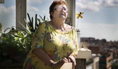 Antonia Arajol, en su piso de Cornella del Llobregat, en lista de espera desde febrero de 2013 para una operacion de córnea.