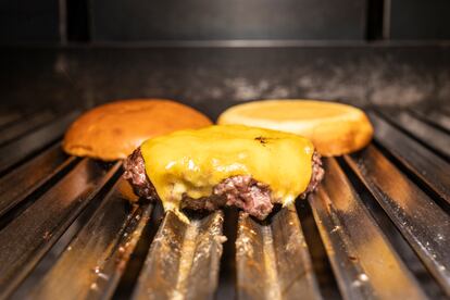 El pan brioche, muy esponjoso, se coloca también sobre la parrilla para darle un toque de calor y aroma de carbón. 