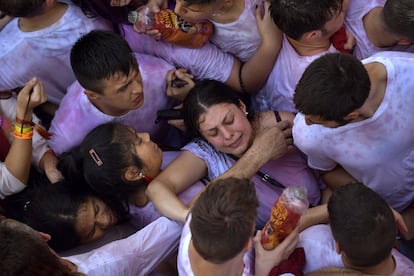 Jovenes sin poder moverse por la multitud, en la plaza del Ayuntamiento de Pamplona.