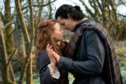 Harriet Slater y Jamie Roy son Ellene MacKenzie y Brian Fraser en 'Outlander: Sangre de mi sangre'.