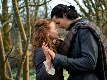 Harriet Slater y Jamie Roy son Ellene MacKenzie y Brian Fraser en 'Outlander: Sangre de mi sangre'.