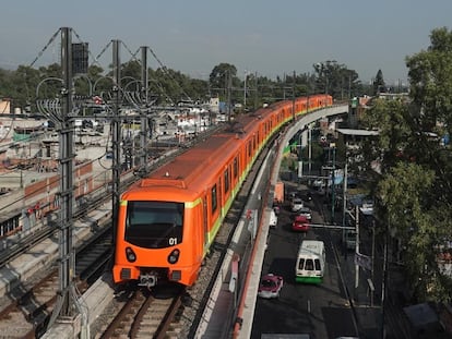 Un tren de la Línea 12 viaja sobre el tramo elevado, el 15 de julio de 2023.