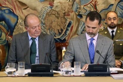 El rey Felipe VI, junto al rey Juan Carlos, durante la reuni&oacute;n este lunes del patronato de la Fundaci&oacute;n para la innovaci&oacute;n tecnol&oacute;gica (Cotec).