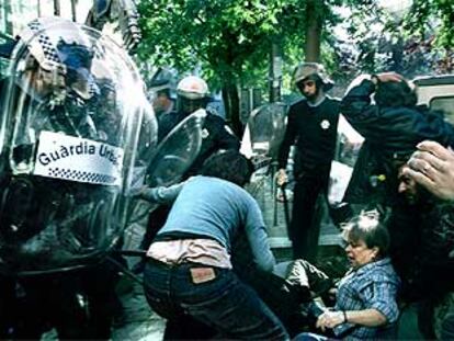 Protesta vecinal y carga policial en el casco antiguo de Barcelona