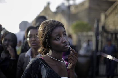 Fotografía realizada por el alemán Markus Schreiber, de Associated Press (AP), ha ganado el primer premio en la categoría Retratos. Esta fotografía muestra a una mujer reaccionando después de el acceso a la capilla ardiente del expresidente sudafricano Nelson Mandela fuese cerrado, a las afueras de los edificios sindicales, en Pretoria (Sudáfrica).