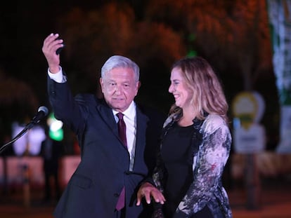 Andrés Manuel López Obrador muestra su cartera al salir del segundo debate presidencial.