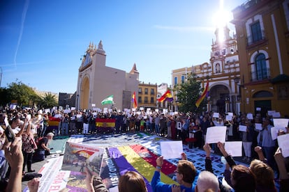 Más de 500 personas se han reunido esta mañana ante la basílica de la Macarena de Sevilla, convocados por colectivos memorialistas.