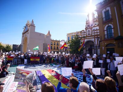 Más de 500 personas se han reunido esta mañana ante la basílica de la Macarena de Sevilla, convocados por colectivos memorialistas.