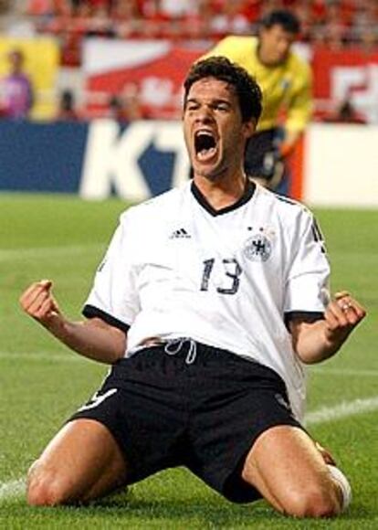 Ballack celebra el gol con el que su selección ha derrotado a Corea.