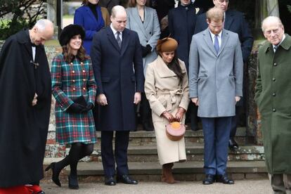 Los duques de Cambridge, Meghan Markle, Enrique de Inglaterra y el duque de Edimburgo a las puertas de la iglesia en Navidad.