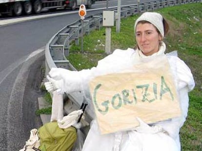 La fallecida artista Pippa Bacca, en un momento del viaje en autoestop en 2008 durante el cual terminó asesinada.