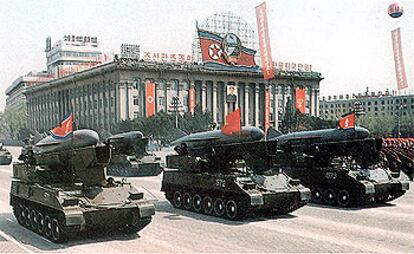 Tanques norcoreanos transportan misiles <i>Silkworm</i> como el lanzado hoy, durante una demostración militar en las calles de Pyongyang.