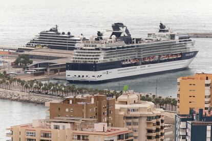 Dos cruceros esperan para zarpar del puerto de Málaga, el 25 de octubre.