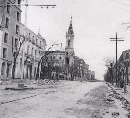 Argüelles fue uno de los barrios más castigados durante la guerra. En la imagen aparece la iglesia del Buen Suceso bombardeada y la primera casa que se construyó en el barrio, en la esquina de Quintana con Princesa.