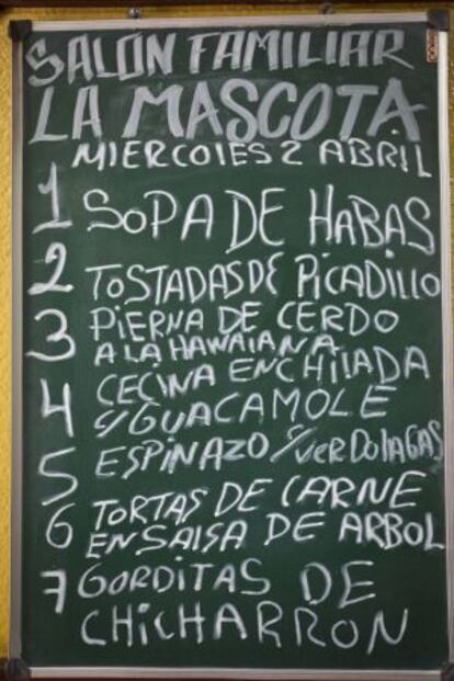 Pizarra con las ofertas del día en la cantina La Mascota, en el centro histórico.