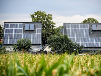 Paneles solares en el tejado de dos casas, en Rheinberg (Alemania).