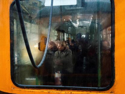 Gente viaja en un tranvía en Sofía, Bulgaria.