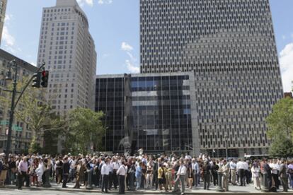 Decenas de personas se agolpan a las puertas de un edificio federal de Nueva York tras ser este evacuado por un terremoto.