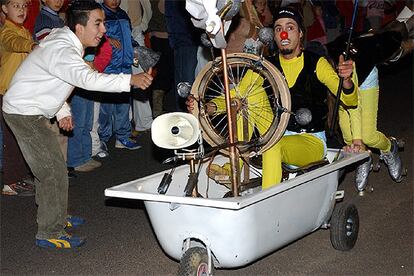 Anécdotas y tradiciones curiosas se entremezclan con las clásicas carrozas en las distintas Cabalgatas. Hay entrega de regalos en persona por parte de los Reyes en pueblos pequeños, cortejos inmóviles, carrozas dedicadas a los que se han portado mal o con representaciones bíblicas vivientes... En la foto, desfile de Badajoz, con 14 carrozas, 50 caballos montados por la Guardia Civil y la Policía y el toque carnavalesco de un participante, que realiza el recorrido ¡sobre una bañera!