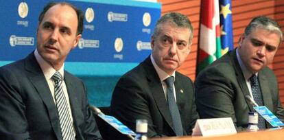 El lehendakari, Iñigo Urkullu, en el centro, el presidente de Cantabria y de la comisión del Arco Athlantico Ignacio Diego, a la izquierda,  y el presidente de la conferencia de regiones periféricas marítimas de Europa-CRPM, Vasco A. Cordeiro,  presidente de Azores, en la apertura de la Asamblea General anual del Arco Atlántico.